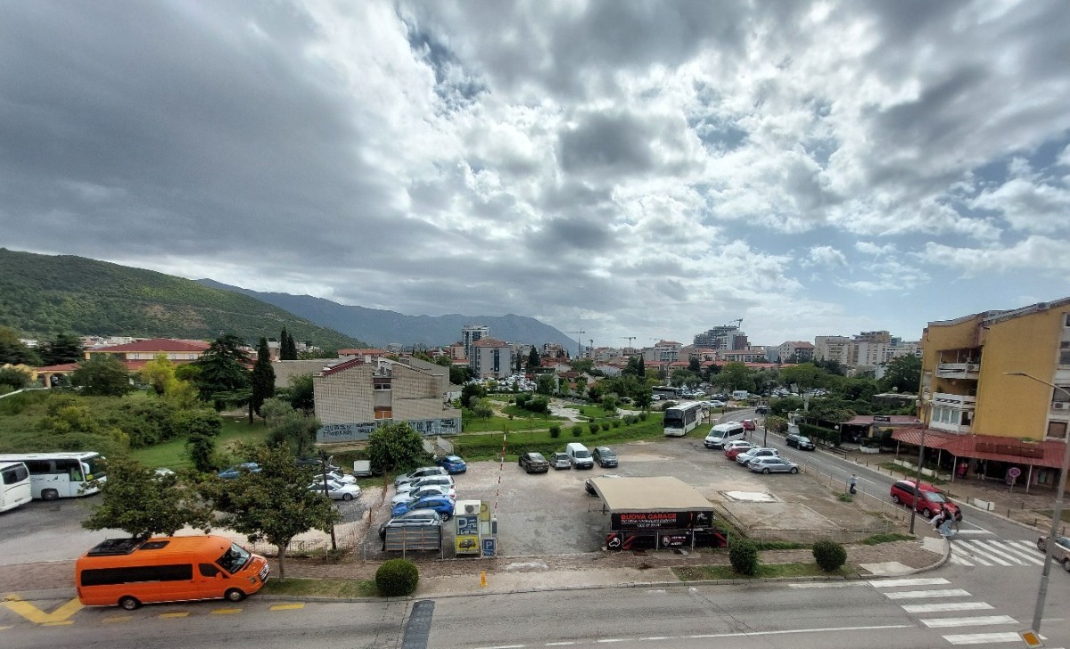 Dvosoban stan blizu stare škole sa parkingom, Budva